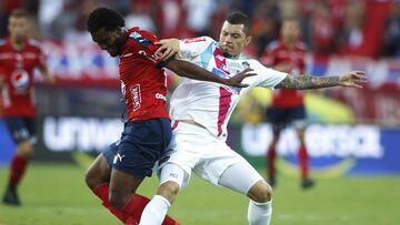 Didier Moreno y Leonardo Pico en la disputa por el balón en el juego entre Medellín y Junior por Liga Águila II-2017