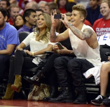 Es canadiense y quizá de los Raptors, pero Justin Beiber se lo pasó en grande de todas formas a pie de pista.