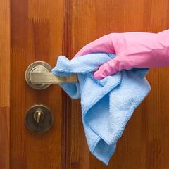 Coronavirus: ¿hay que desinfectar grifos, pomos e interruptores de la casa?