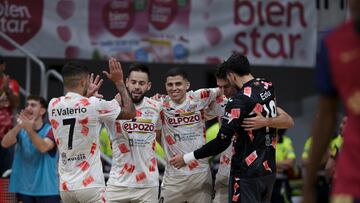 Jugadores de ElPozo celebran un gol ante el Barça.