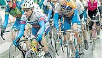 <b>BATALLA.</b> La etapa resultó muy dura por la intensa lluvia y los constantes ataques en el pelotón.