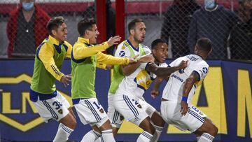 AVELLANEDA, ARGENTINA - DECEMBER 20:  Edwin Cardona of Boca Juniors celebrates with teammates after scoring the second goal of his team during a Zona Campeonato match between Independiente and Boca Juniors as part of Copa Diego Maradona 2020 at Estadio Libertadores de America on December 20, 2020 in Avellaneda, Argentina. (Photo by Marcelo Endelli/Getty Images)