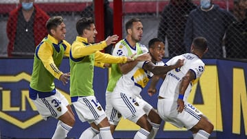 AVELLANEDA, ARGENTINA - DECEMBER 20:  Edwin Cardona of Boca Juniors celebrates with teammates after scoring the second goal of his team during a Zona Campeonato match between Independiente and Boca Juniors as part of Copa Diego Maradona 2020 at Estadio Libertadores de America on December 20, 2020 in Avellaneda, Argentina. (Photo by Marcelo Endelli/Getty Images)