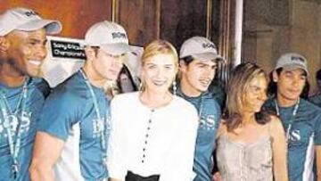 <b>MODELOS ENTRE MODELOS. </b>Natalia Verbeke, Maria Sharapova y Arantxa Sánchez Vicario, tres mujeres de bandera, de izquierda a derecha, entre los modelos recogepelotas.