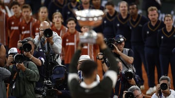 Carlos Alcaraz levanta el trofeo que le acredita como ganador de Roland Garros.