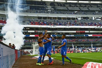 El Estadio Azteca se vistió de gala para celebrar la anotación número 10,000 en su historia. El encargado de anotarlo fue el delantero Milton Caraglio para poner el 2-0 de Cruz Azul sobre Gallos Blancos.