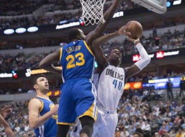 Harrison Barnes trata de anotar ante su excompañero en los Golden State Warriors, Draymond Green, en la victoria de Golden State Warriors en cancha de Dallas Mavericks por 112-87.