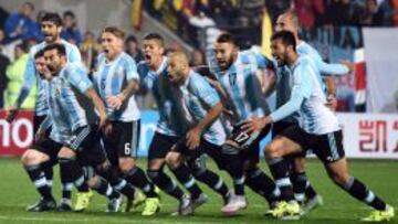 Los jugadores de Argentina, tras marcar el penalti T&eacute;vez que les mete en semifinales.