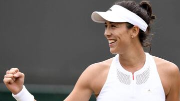 GAR35 WIMBLEDON (REINO UNIDO), 11/07/2017.- La tenista espa&ntilde;ola Garbi&ntilde;e Muguruza celebra su victoria ante la rusa Svetlana Kuznetsova tras su encuentro de cuartos de final del campeonato de Wimbledon, en el All England Lawn Tennis Club, en Londres, Reino Unido, hoy, 11 de julio de 2017. EFE/Will Oliver SOLO USO EDITORIAL/ PROHIBIDO SU USO COMERCIAL