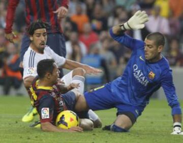Víctor Valdés, Khedira y Adriano durante el partido de Liga correspondiente a la décima jornada de liga entre el Barcelona y el Real Madrid en el Camp Nou.