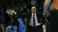 Txus Vidorreta, dando instrucciones durante el partido de Asefa Estudiantes ante el Cajasol.