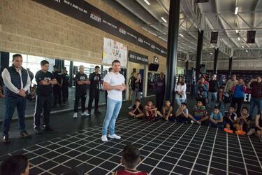 ‘Canelo’ a niños: “No busquen la fama, busquen la gloria”