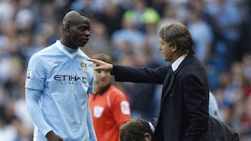 Mario Balotelli y Roberto Mancini durante un partido con el Manchester City.