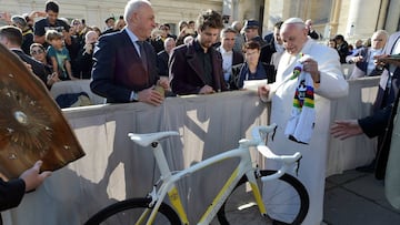 El Papa Francisco recibe un maillot arco&iacute;ris de campe&oacute;n del mundo y una bicicleta con los colores del Vaticano de manos de Peter Sagan.