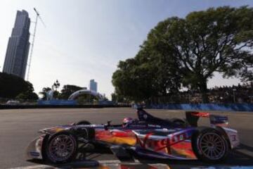 Jaime Alguersuari piloto oficial de la Scuderia Toro Rosso de Fórmula 1 desde 2009 hasta 2011. Fue el piloto más joven en competir en la Fórmula 1. Actualmente ha dejado la Fórmula 1 y se dedica a otra de sus pasiones, la música.