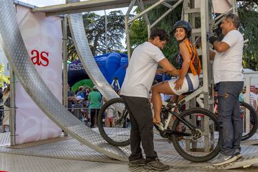 AS celebró la última etapa de La Vuelta 2024 con varias actividades en la ‘fan zone’. El público pudo montarse en un looping o participar en una competición de bicicletas estáticas y  poner a prueba sus conocimientos sobre La Vuelta con un juego de preguntas.
