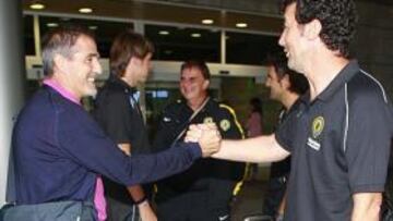 <b>DOBLE RIVAL. </b>El Celta partió ayer de Alvedro y Paco Herrera se cruzó con Mandiá, al que saludó.