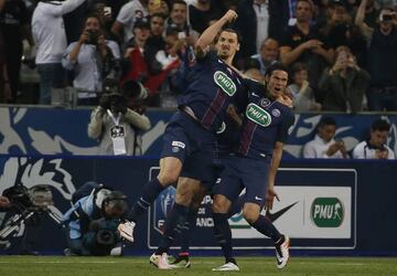 Ibrahimovic y Cavani celebran uno de los goles del PSG en la final de copa francesa.
