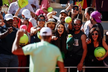 El público de Roland Garros, entregado a Rafa Nadal en un entrenamiento en París. 