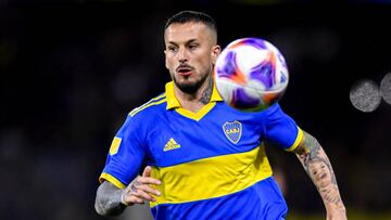 BUENOS AIRES, ARGENTINA - OCTOBER 09:Dario Benedetto of Boca Juniors looks at the ball during a match between Boca Juniors and Aldosivi as part of Liga Profesional 2022 at Estadio Alberto J. Armando on October 9, 2022 in Buenos Aires, Argentina. (Photo by Marcelo Endelli/Getty Images)