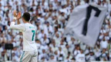 Soccer Football - La Liga Santander - Real Madrid vs Atletico Madrid - Santiago Bernabeu, Madrid, Spain - April 8, 2018   Real Madrid&#039;s Cristiano Ronaldo applauds fans as he is substituted off 