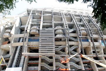 Las obras de remodelaci¨®n del estadio del club blanco siguen avanzando sin parar durante el verano. As¨ª se encuentra el exterior del estadio durante estos d¨ªas.