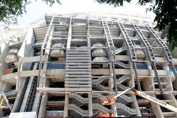 Las obras de remodelación del estadio del club blanco siguen avanzando sin parar durante el verano. Así se encuentra el exterior del estadio durante estos días.