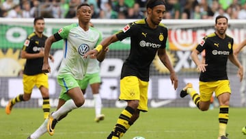 Wolfsburg (Germany), 19/08/2017.- Dortmund's Pierre-Emerick Aubameyang (2-R) in action against Wolfsburg's Felix Uduokhai (2-L) during the German Bundesliga soccer match between VfL Wolfsburg and Borussia Dortmund in Wolfsburg, Germany, 19 August 2017. (Rusia, Alemania) EFE/EPA/FOCKE STRANGMANN (EMBARGO CONDITIONS - ATTENTION: Due to the accreditation guidlines, the DFL only permits the publication and utilisation of up to 15 pictures per match on the internet and in online media during the match.)