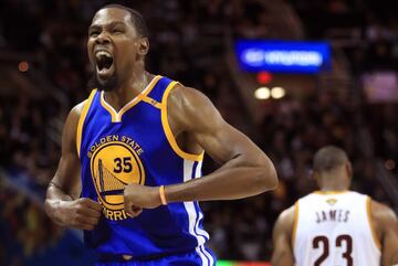 Tras su salida de Oklahoma City, Durant consiguió colocarse como el segundo jugador de la NBA con más ganancias. Además del salario que le otorgan los Warriors, Kevin firmó un contrato con Nike en 2014 por 10 años y $300 millones de dólares, haciendo que en 2017 recibiera $60.6 mdd.