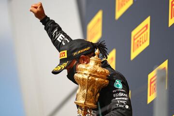 Fue un triunfo sin público, pero será recordado para siempre. Hamilton se impuso a tres ruedas en su gran premio de casa, en lo que parecía una victoria fácil hasta que los neumáticos dieron un giro dramático. En la última vuelta sus gomas dijeron basta y la ventaja que tomó Lewis durante toda la prueba, fue la que le permitió ver la bandera a cuadros en la primera posición, pese a tener el neumático izquierdo pinchado.