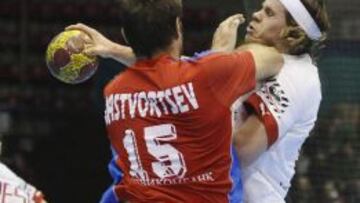 El lateral de Dinamarca Mikkel Hansen y el lateral de Rusia Alexey Rastvortsev luchan por el bal&oacute;n durante el partido de la primera fase, grupo B, del Mundial de balonmano Espa&ntilde;a 2013 que ambos equipos disputan esta tarde en el Pabell&oacute;n San Pablo de Sevilla.