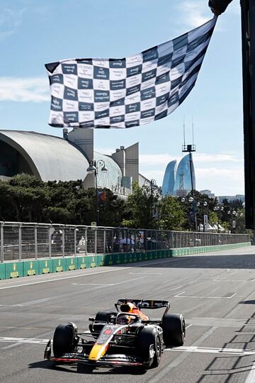 Max Verstappen cruzando la línea de meta en primer lugar en Bakú.