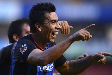 Esteban Paredes cumple 37 años de edad. En su carrera profesional ha jugado en Santiago Morning, Puerto Montt, Pachuca Junior de México, Cobreloa, Colo Colo, Atlante y Querétaro de Mexico. En la selección chilena participa regularmente desde 2006.