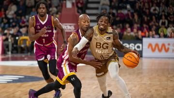 El base del Girona Ike Iroegbu, en acción ante el alero estadounidense del Lleida Kenny Hasbrouck.