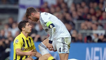 Dortmund's Robert Lewandowski (L) and Real's Sergio Ramos talk to each otherduring the UEFA Champions League semi final second leg soccer match between Borussia Dortmund and Real Madrid at Santiago Bernabeu stadium, Spain, 30 April 2013. Photo: Federico Gambarini/dpa +++(c) dpa - Bildfunk+++ | usage worldwide (Photo by Federico Gambarini/picture alliance via Getty Images)
