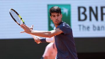 Spain's Carlos Alcaraz plays a forehand return to Germany's Alexander Zverev during their men's singles final match on Court Philippe-Chatrier on day fifteen of the French Open tennis tournament at the Roland Garros Complex in Paris on June 9, 2024. (Photo by Alain JOCARD / AFP)