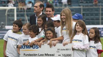 El astro del Barcelona es muy reservado con su vida personal, pero algunos de sus actos altruistas son de conocimiento público. En 2007 inició la Fundación Lionel Messi con la misión de "actuar en favor de los niños y adolescentes en situación de riesgo a nivel nacional e internacional". Lio ha sido embajador de buena fe de la UNICEF y ha donado dinero a la organización Médicos sin fronteras. En agosto de 2020, 'La Pulga', junto con la UNICEF y su fundación, donó 50 mil 630 kits educativos para niños y niñas en Siria con la intención de mejorar la educación formal y no formal. Messi fue un embajador fundamental para que el SJD Pediatric Cancer Center Barcelona se volviera una realidad.