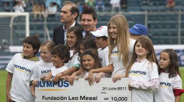 El astro del Barcelona es muy reservado con su vida personal, pero algunos de sus actos altruistas son de conocimiento público. En 2007 inició la Fundación Lionel Messi con la misión de "actuar en favor de los niños y adolescentes en situación de riesgo a nivel nacional e internacional". Lio ha sido embajador de buena fe de la UNICEF y ha donado dinero a la organización Médicos sin fronteras. En agosto de 2020, 'La Pulga', junto con la UNICEF y su fundación, donó 50 mil 630 kits educativos para niños y niñas en Siria con la intención de mejorar la educación formal y no formal. Messi fue un embajador fundamental para que el SJD Pediatric Cancer Center Barcelona se volviera una realidad.    