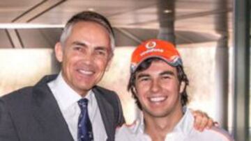 EMOCIONADO. P&eacute;rez, ayer feliz junto a Martin Whitmarsh.