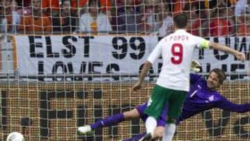 Ivelin Popov anota el primer gol de Bulgaria en el Amsterdam Arena.