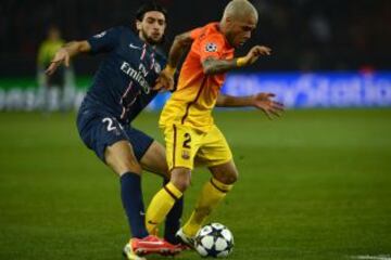 Dani Alves controla el bal&oacute;n ante la presi&oacute;n de un defensa del PSG.