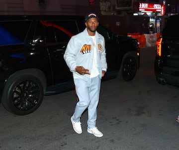 Victor Cruz, exjugador de fútbol profesional estadounidense, llegando al Madison Square Garden.