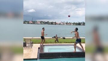 Marco Asensio se luce en la piscina: ¡Touchdown en Florida!