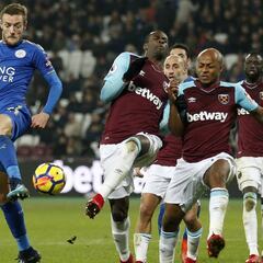 Sin Chicharito, West Ham y Leicester firman tablas