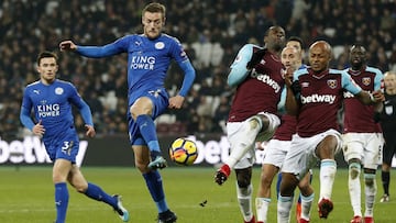Leicester City's English striker Jamie Vardy (CL) vies with West Ham United's Senegalese striker Diafra Sakho (CR) during the English Premier League football match between West Ham United and Leicester City at The London Stadium, in east London on November 24, 2017. / AFP PHOTO / Ian KINGTON / RESTRICTED TO EDITORIAL USE. No use with unauthorized audio, video, data, fixture lists, club/league logos or 'live' services. Online in-match use limited to 75 images, no video emulation. No use in betting, games or single club/league/player publications.  /