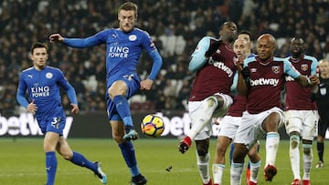 Leicester City&#039;s English striker Jamie Vardy (CL) vies with West Ham United&#039;s Senegalese striker Diafra Sakho (CR) during the English Premier League football match between West Ham United and Leicester City at The London Stadium, in east London on November 24, 2017. / AFP PHOTO / Ian KINGTON / RESTRICTED TO EDITORIAL USE. No use with unauthorized audio, video, data, fixture lists, club/league logos or &#039;live&#039; services. Online in-match use limited to 75 images, no video emulation. No use in betting, games or single club/league/player publications.  / 