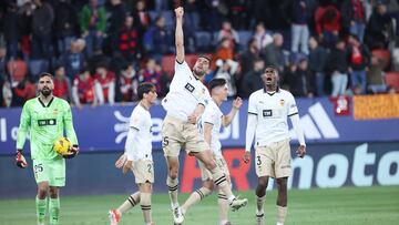 Cenk y Mosquera celebran el triunfo en Pamplona, junto a Mamardashvili, Vázquez y Pepelu.