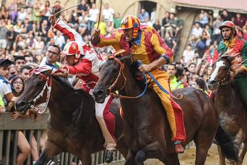 El vencedor de este Palio ha sido el jinete de la contrada "Giraffa" Giovanni Atzeni, conocido como "Tittia", con su caballo Tale. (En la imagen el jinete de color rojo y blanco).