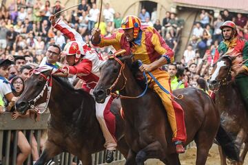 El vencedor de este Palio ha sido el jinete de la contrada "Giraffa" Giovanni Atzeni, conocido como "Tittia", con su caballo Tale. (En la imagen el jinete de color rojo y blanco). 