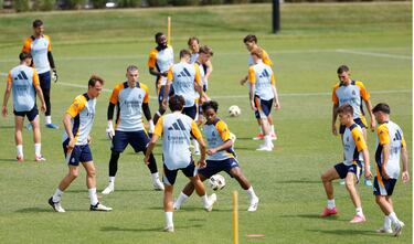 Endrick, en medio de un rondo, disputa un balón.